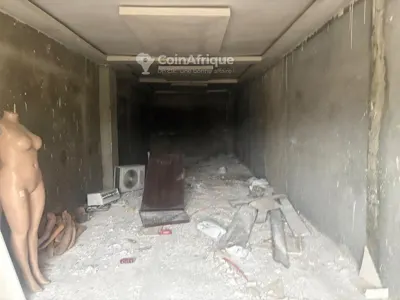 Magasin 100 m² avec mezzanine — Cocody Angré