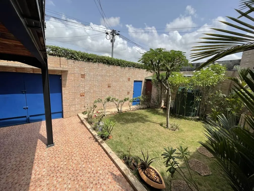 Villa meublée 4 pièces avec jardin et garage — Riviera 3 Cocody