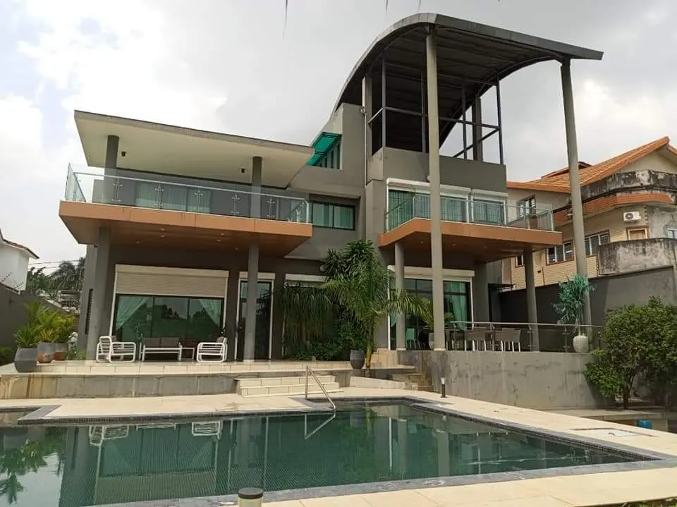 Triplex 17 pièces avec piscine et sous-sol — 2 Plateaux Vallon