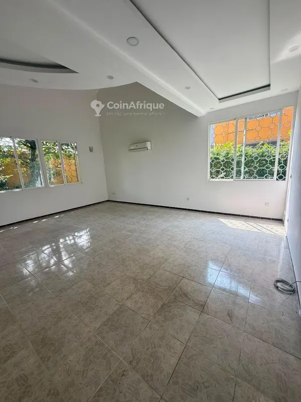 Villa duplex 7 pièces de standing avec piscine — Cocody Riviera 4