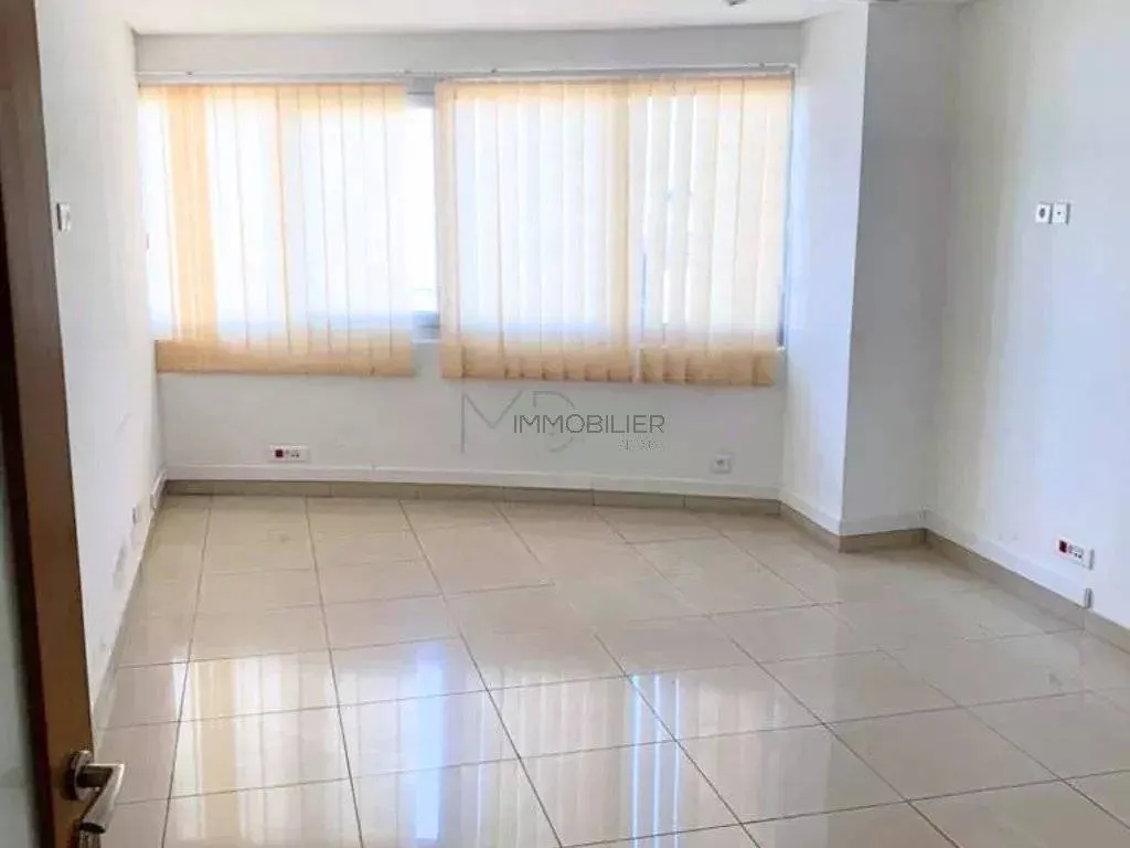 Bureaux 350 m² avec parking — II Plateaux Vallons