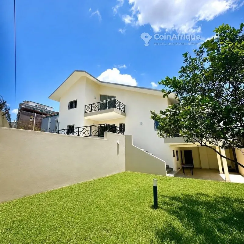Villa triplex 5 pièces avec jardin — Cocody
